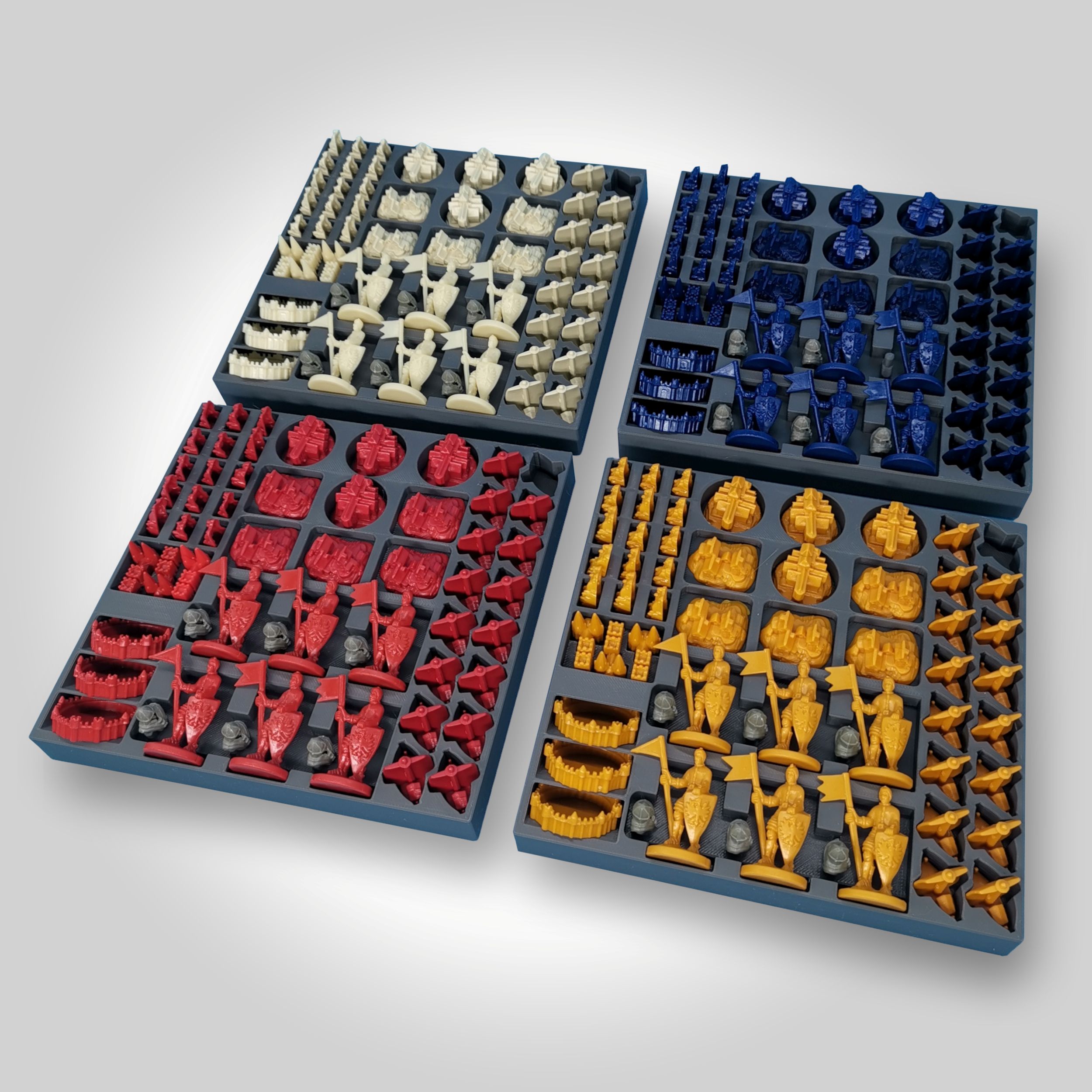 Organizer für Siedler Kunststoff-Spielfiguren mit dunkelgrauem Inlay – optimaler Kontrast für alle Spielerfarben in der Holzkiste