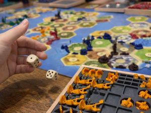 Organizer in Holzkiste für Kunststoff Spielfiguren – Basisspiel, Seefahrer und Städte & Ritter